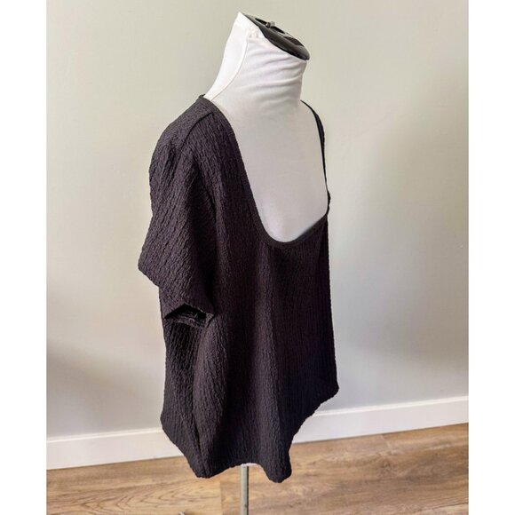 Old Navy Fitted Square-Neck T-Shirt in Textured Black - Picture 4 of 8